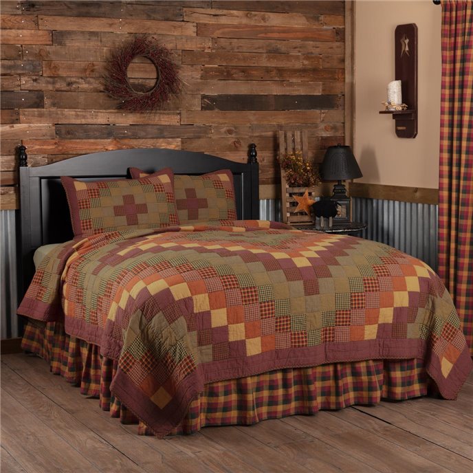 Heritage Farms Queen Quilt Set; 1-Quilt 90Wx90L w/2 Shams 21x27 Thumbnail